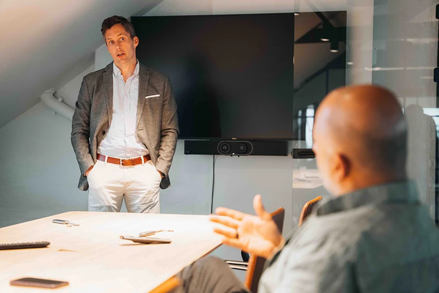 Diskuterer med CFO i møterom