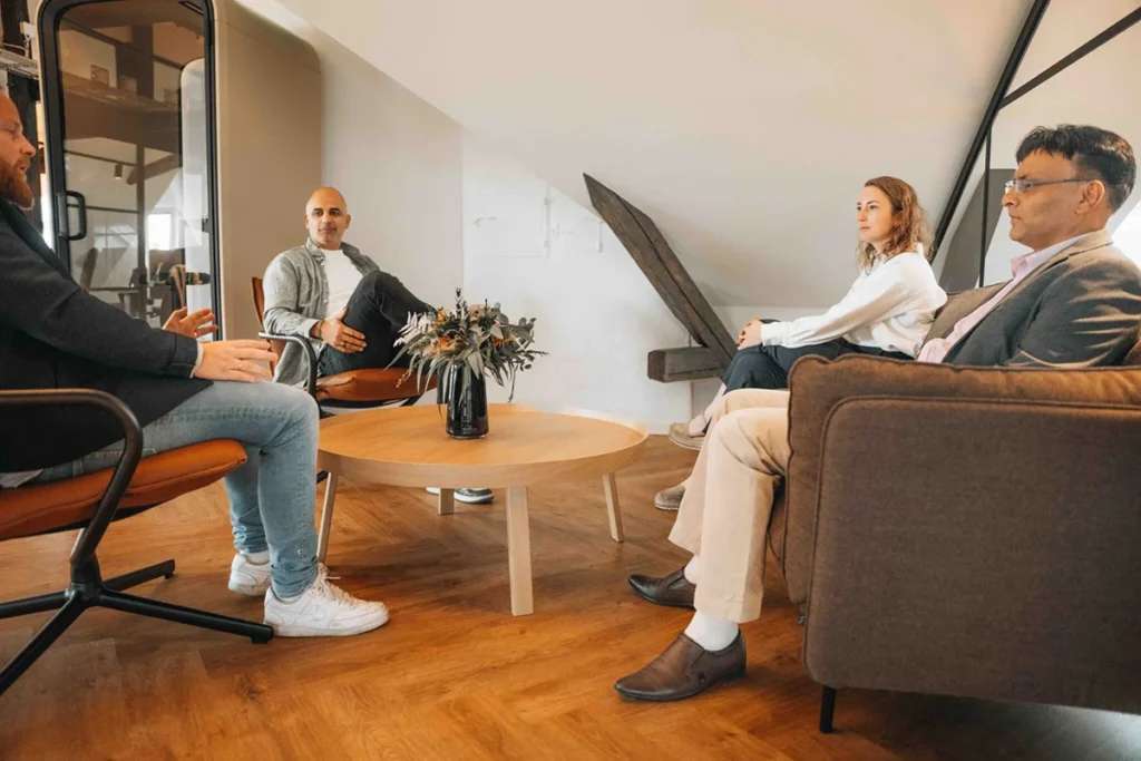 Teamet hos Silfer diskuterer regnskapsprogram