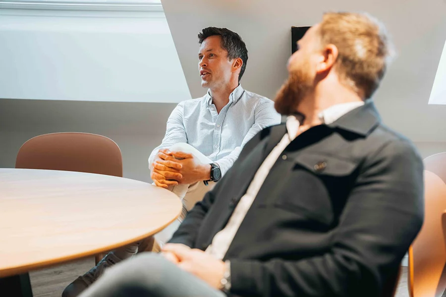 To menn diskuterer holdingselskap
